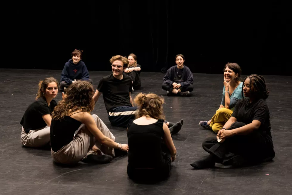 Participants des Adelphes assis en cercle